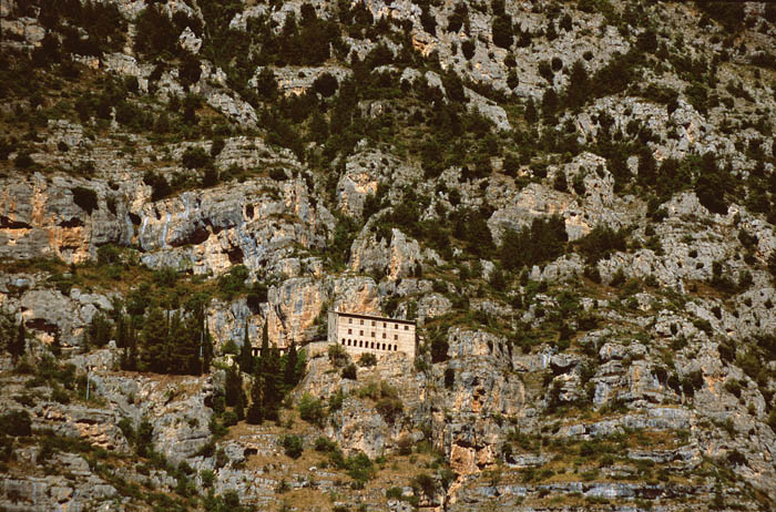 L'eremo di sant'Onofrio arroccato alle pendici del monte Morrone