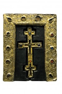Custodia della Stauroteca, legno, velluto, argentoe pietre preziose XIII secolo.