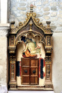 Tabernacolo ligneo con affrescata una Pietà (XV sec.)