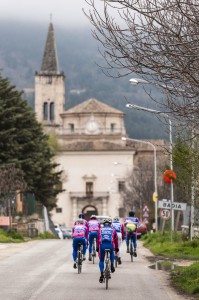 ciclisti verso la Badia