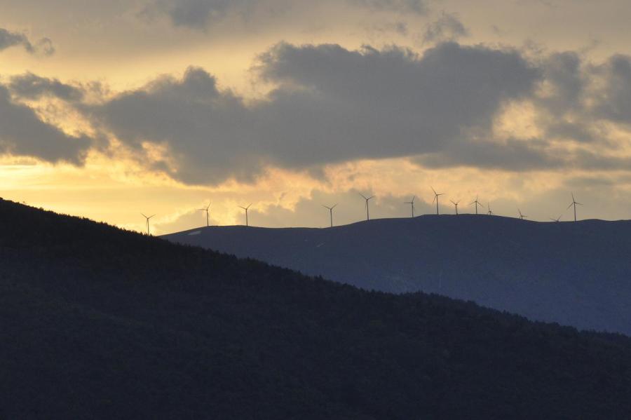 Pale eoliche lungo il crinale del monte Prezza