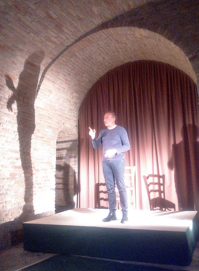 Pierluigi Tortora in scena al Bagno Borbonico (ph. Ivan Masciovecchio)