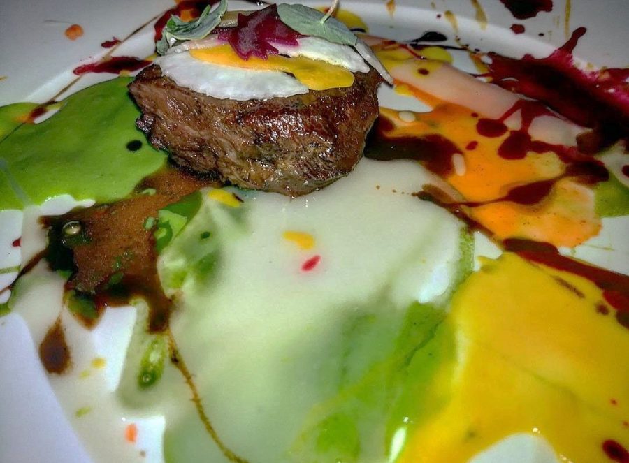 Lo psichedelico vitello dipinto di Bottura servito con clorofilla, crema di patate, succo di barbabietola rossa, peperone giallo e arancione e aceto balsamico (ph: Asia Torreggianti)