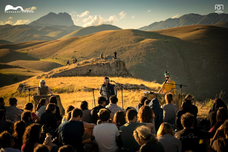 Concerto di Sòley a Rocca Calascio (ph. Fabrizio Giammarco per Paesaggi Sonori)