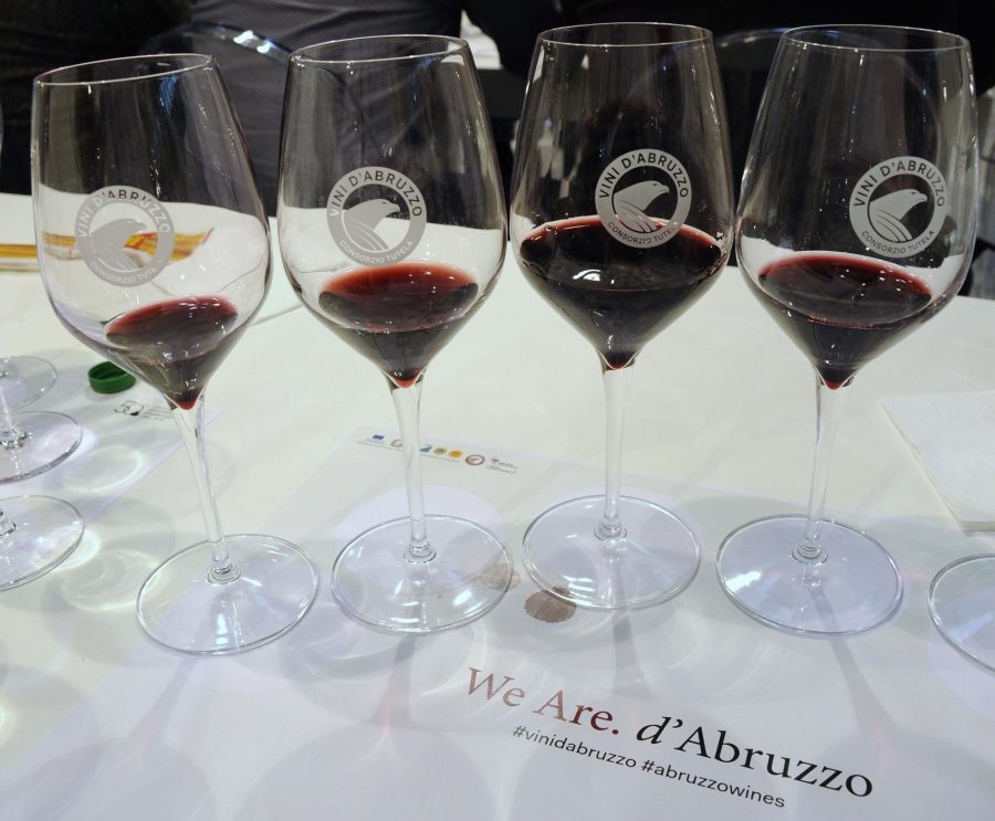Degustazione di Montepulciano d'Abruzzo (ph. Ivan Masciovecchio)
