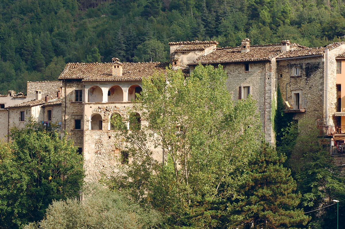 Uno scorcio del borgo di Isola del Gran Sasso d'Italia. (ph.: Maurizio Anselmi). Isola del GrSasso