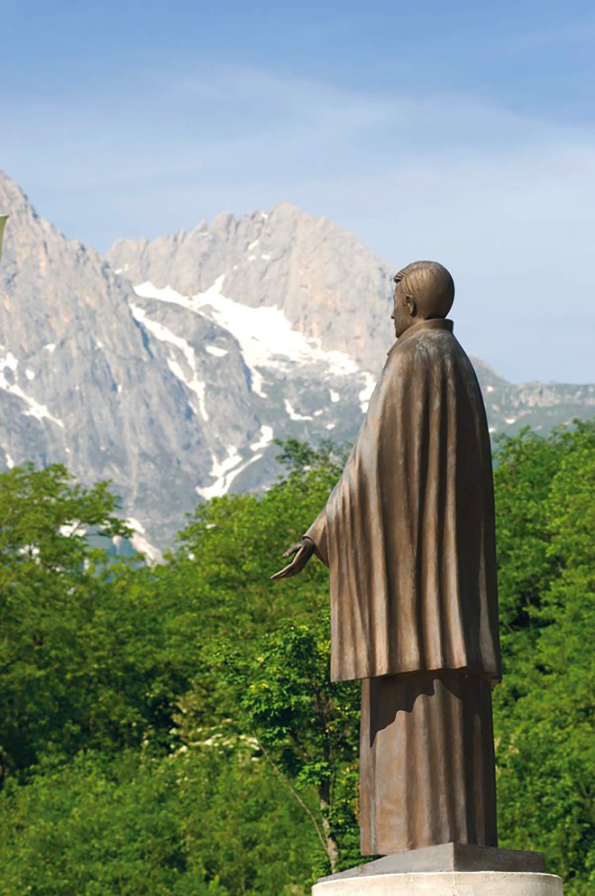 La statua di San Gabriele (ph.: Maurizio Anselmi). S-Gabriele-Gr-Sasso-cmyk-598x900