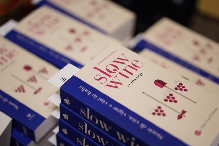 La copertina della guida Slow Wine 2021 realizzata a partire da scarti d'uva