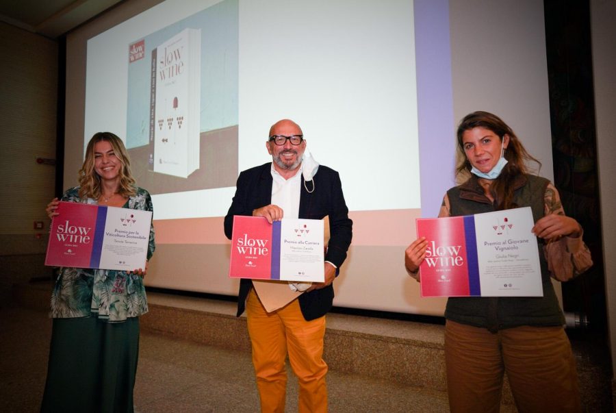 Tra i premiati, Federica Topi (a sinistra), della cantina Tenuta Terraviva a Tortoreto ritira il Premio per la Viticoltura Sostenibile