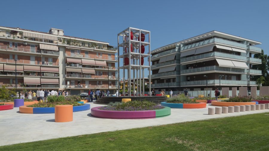 La Torre dei Venti realizzata in Piazza Caduti del Mare a Borgomarino Sud