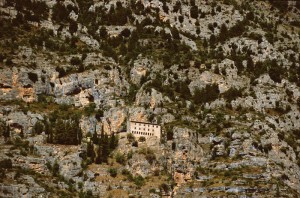 L'eremo di sant'Onofrio arroccato sulle pendici del monte Morrone.