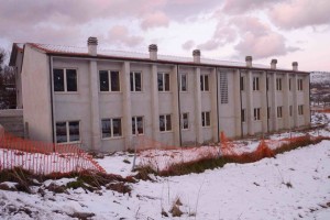 L'edificio comunale di Roio Piano abbandonato