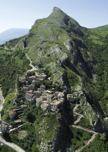 veduta aerea del borgo di Corvara