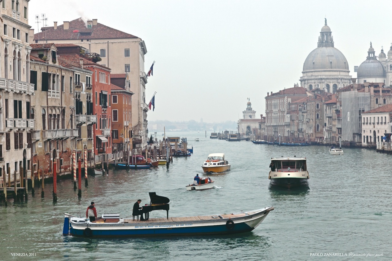 “Il Pianista fuori posto”: Dal Canal Grande alla Nave di Cascella