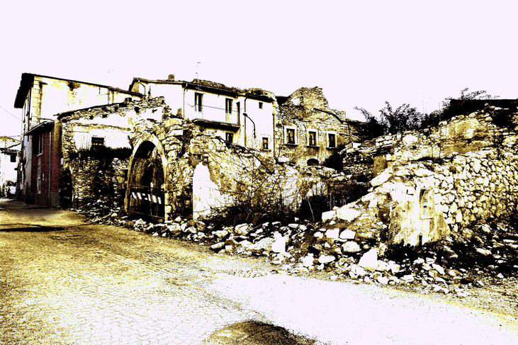 Roio Piano: il silenzio del borgo e gli spazi della memoria