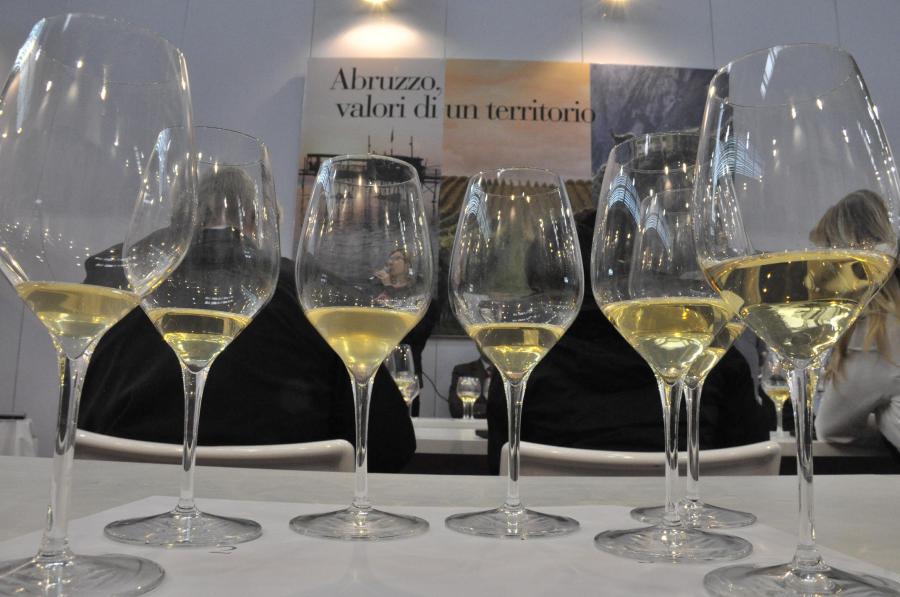 Degustazione di vini bianchi (ph. Ivan Masciovecchio)