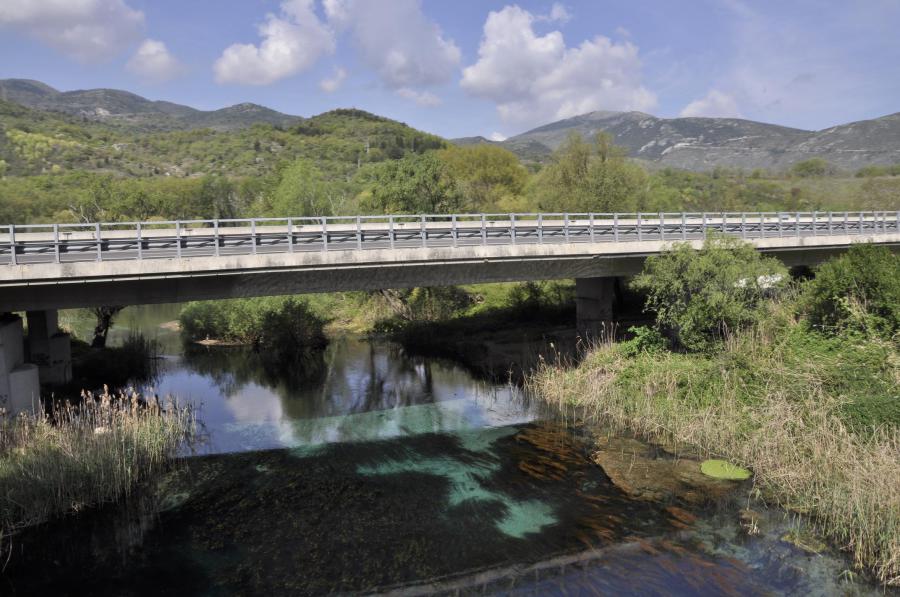 Ponte sul fiume Tirino nei pressi di Popoli