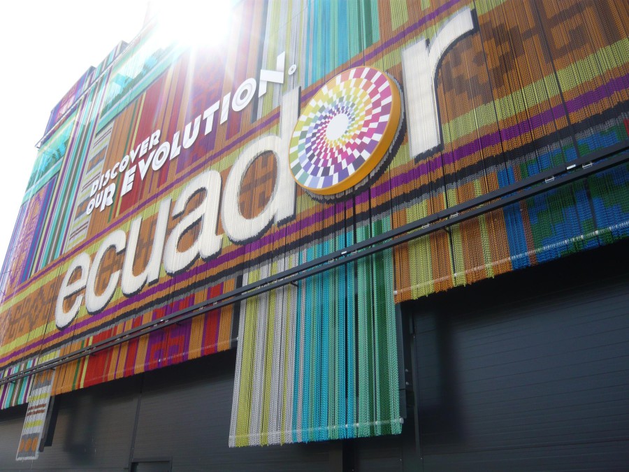 Il padiglione dell'Ecuador è rivestito interamente di catenelle di alluminio colorate che muovendosi creano giochi di luce sempre differenti
