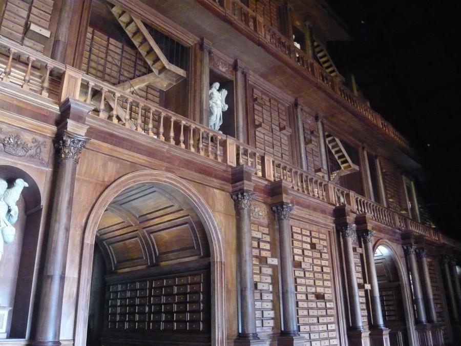 L'immensa parete-libreria del Padiglione Zero con i suoi "cassetti della memoria"