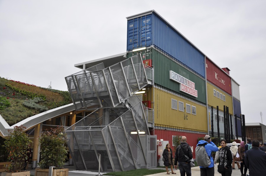 Container merci come moduli architettonici; è questo l' "Hangar delle idee" del padiglione di Monaco. Al termine la struttura sarà riutilizzata in un progetto umanitario in Burkina Faso