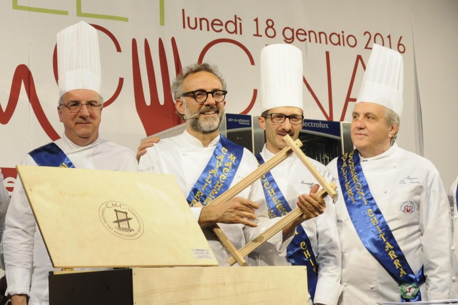 Lo chef Massimo Bottura insignito nel 2016 del titolo di Cavaliere dell'Ordine dei Maccheroni alla Chitarra (ph. Ivan Masciovecchio)