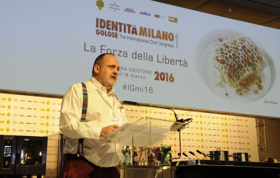 Paolo Marchi sul palco di Identità Golose 2016 (ph. Ivan Masciovecchio)