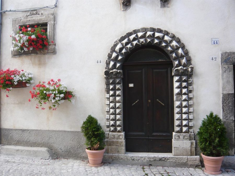 Un portale tra le vie del borgo (ph. Ivan Masciovecchio)