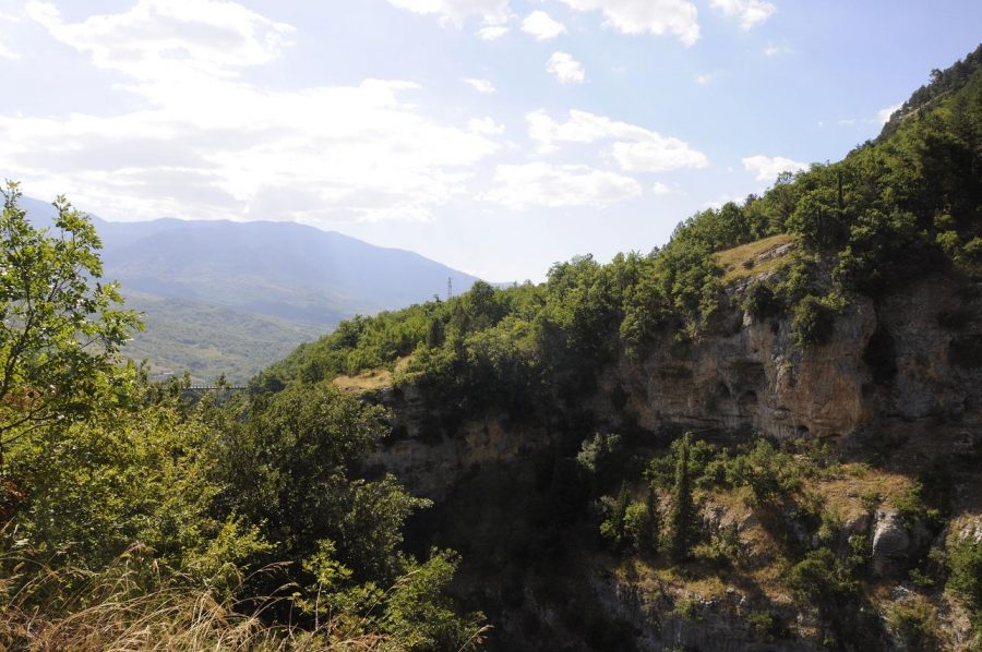 Panorama dal Grottone. In basso sulla sinistra, il ponte in ferro prima di Caramanico