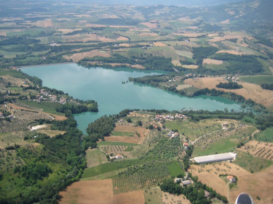 Veduta aerea del lago di Penne (ph. sito Settimana della Terra)