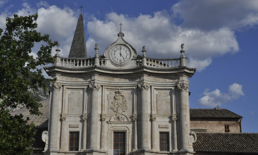Facciata della chiesa settecentesca all'interno dell'abbazia (ph. Ivan Masciovecchio)