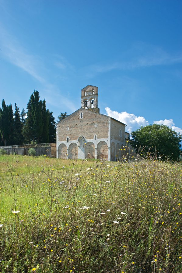L'abbazia di Santa Maria di Ronzano, a Castel Castagna. (ph.: Maurizio Anselmi).