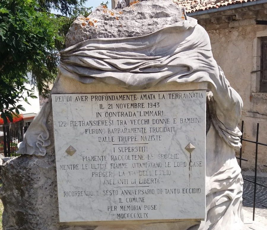 Monumento eretto a Pietransieri in ricordo dei caduti (ph. archivio Terracoste)