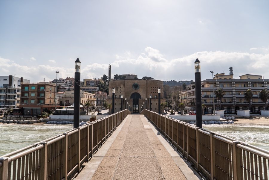 Il pontile di Francavilla al Mare con l'Auditorium Sirena sullo sfondo (ph. sito adriaticfilmfestival.it)