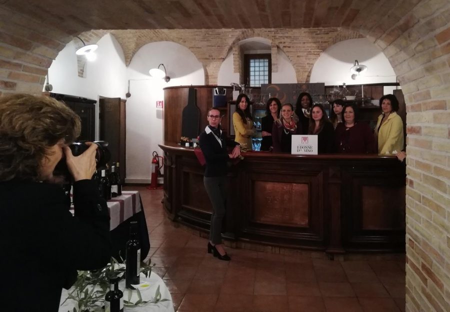Le Donne del Vino d'Abruzzo in posa per la realizzazione del calendario