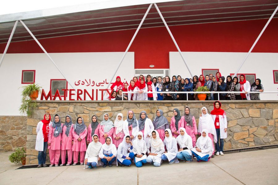 Il personale del Centro di maternità di Anabah (ph. sito emergency.it)