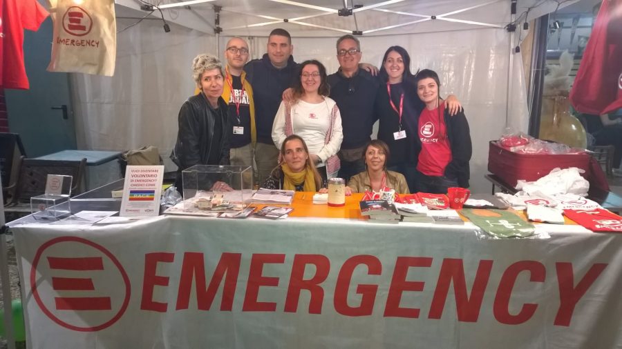 I volontari di Emergency Teramo. In basso a sinistra, la produttrice Maria José Moraza