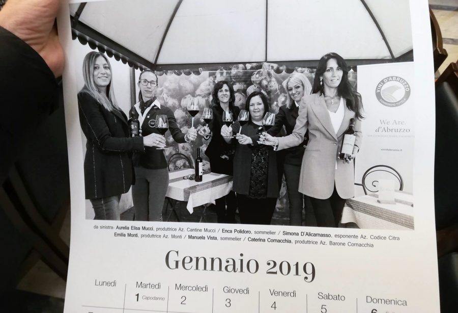 Il calendario realizzato dalle Donne del Vino d'Abruzzo (ph. pagina fb DDVA)
