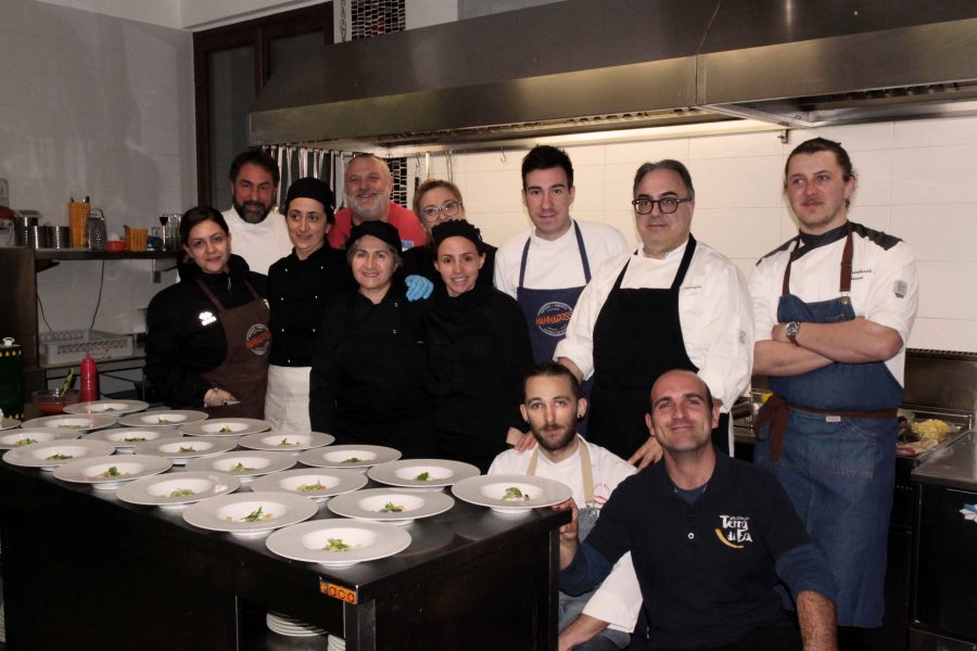 Foto di gruppo in cucina (ph. Laura Tommolini)
