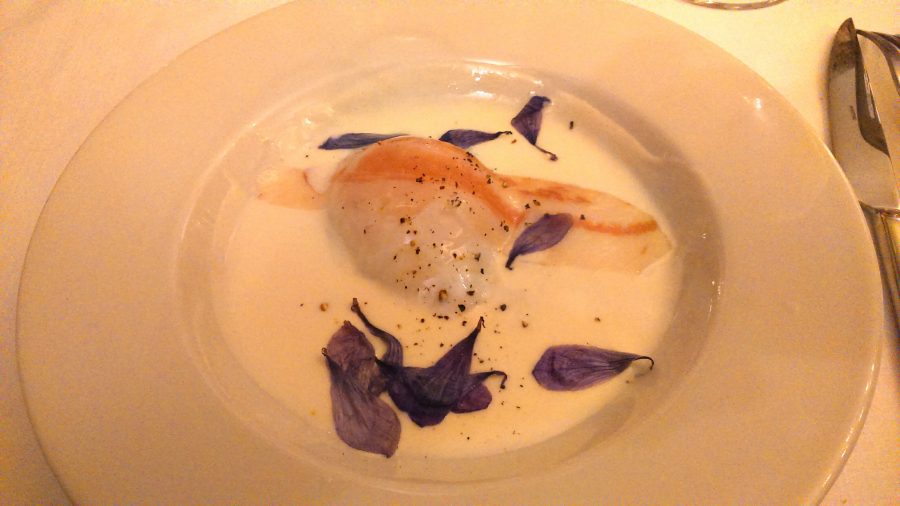 Uovo di gallina con crema di pecorino, fiori di zafferano e guanciale (ph. Ivan Masciovecchio)