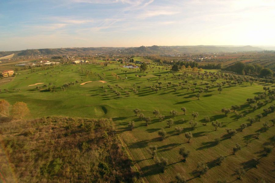 Vista dall'alto degli spazi del Golf Club (ph. sito miglianicogolf.com)