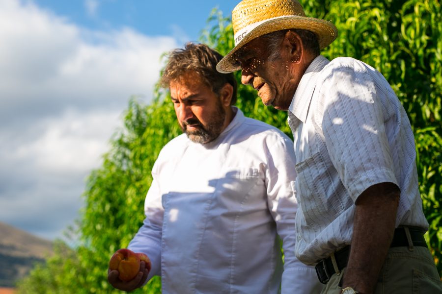 Lo chef Franco Franciosi con Luigi Pantoli (ph. Alberto Blasetti)