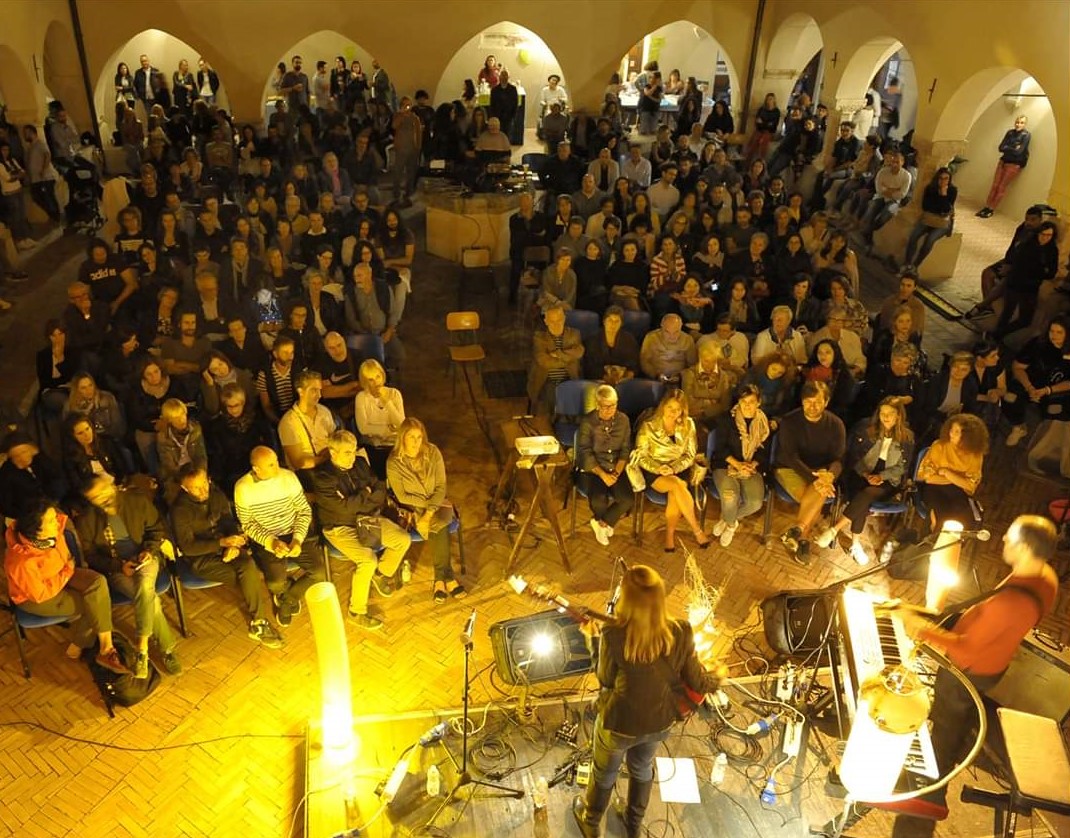 Note su ali di farfalla, Teramo suona rock nella notte per Federica e Serena