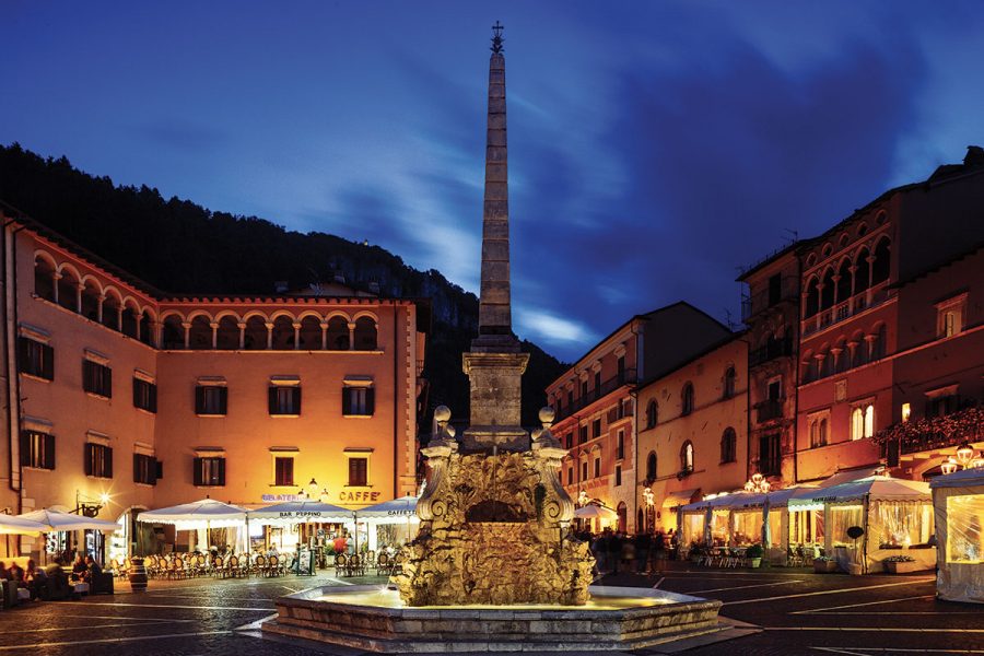 Piazza dell'Obelisco a Tagliacozzo - Foto di Giancarlo Malandra