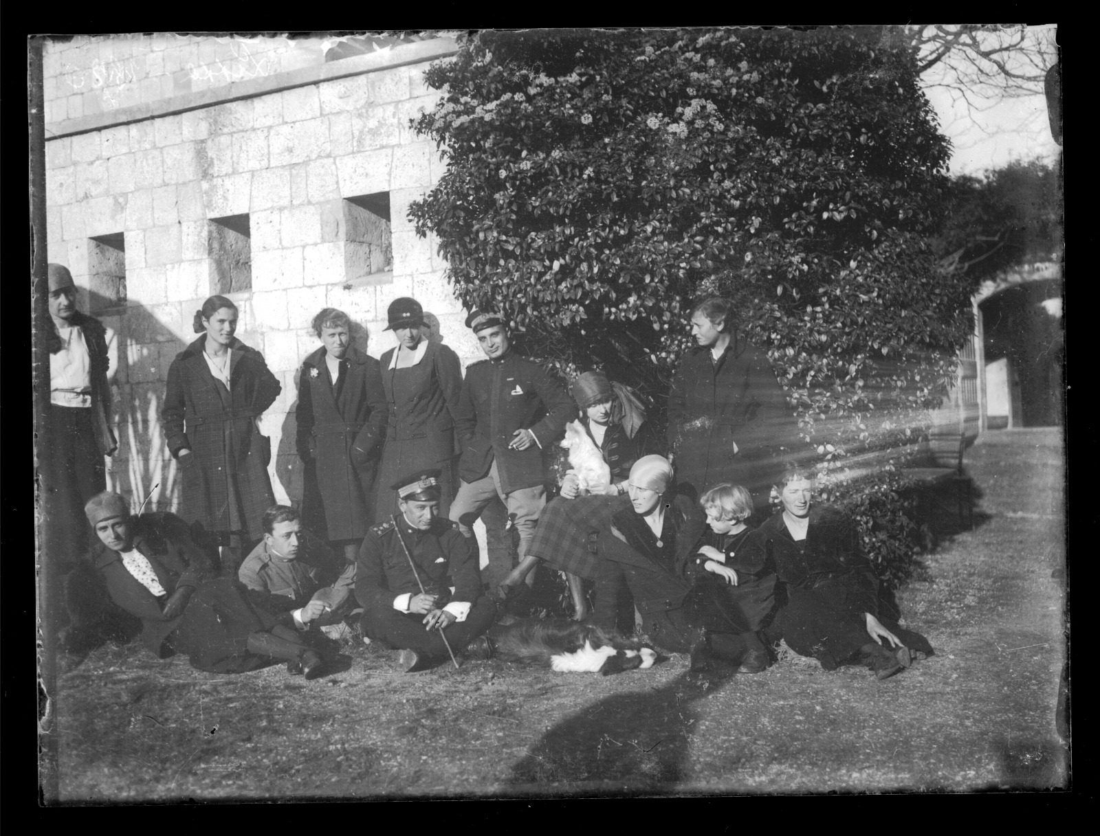 Angelo Vetta. Isola dalmata di Lissa, con gruppo di amici, 1920.