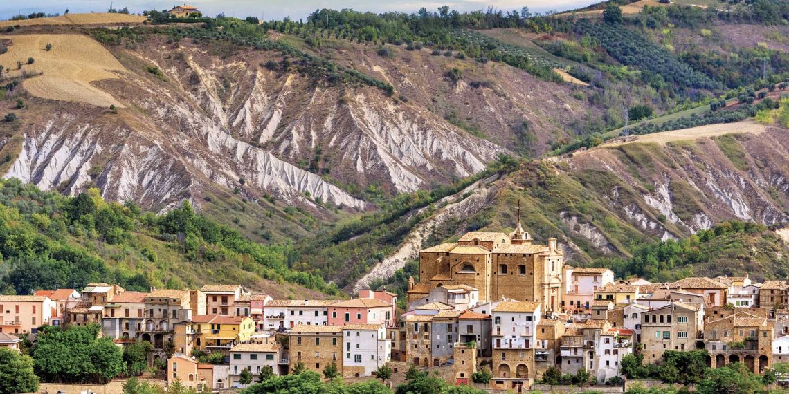 Castiglione Messer Raimondo punta sul turismo lento ed ecosostenibile, pronta la stazione di ricarica per e-bike