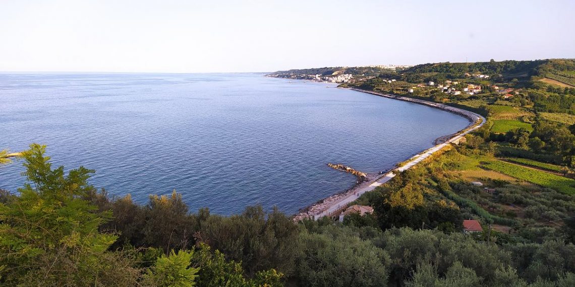 Nell’incanto del borgo dell’Acquabella ad Ortona, tra parole, musiche e mappe da decifrare