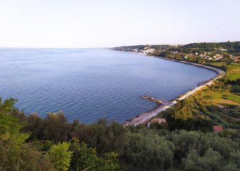 Nell’incanto del borgo dell’Acquabella ad Ortona, tra parole, musiche e mappe da decifrare