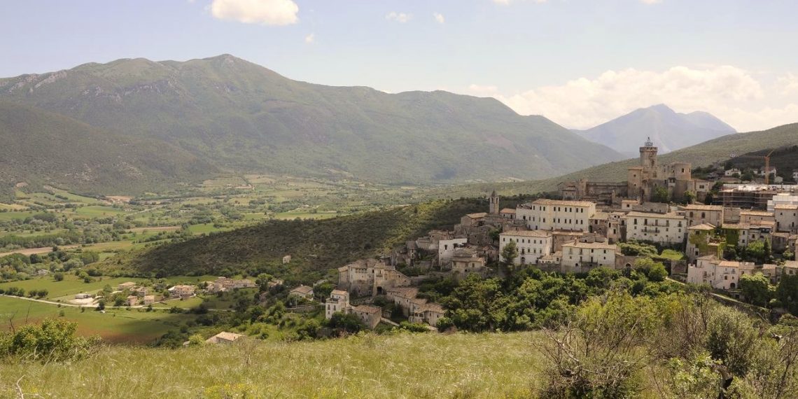 Paesi Narranti, nel borgo di Capestrano tra storie di comunità, trekking, musica e gusto