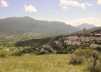 Paesi Narranti, nel borgo di Capestrano tra storie di comunità, trekking, musica e gusto