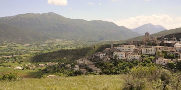 Paesi Narranti, nel borgo di Capestrano tra storie di comunità, trekking, musica e gusto